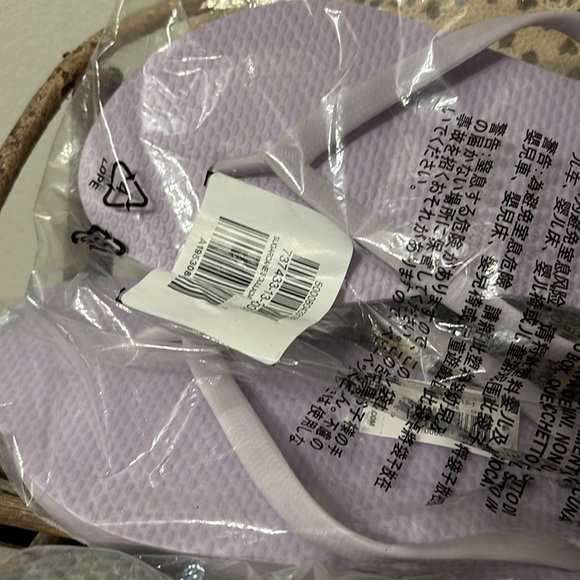 New in packaging Old Navy Lavender and Gray Glitter Women's SIZE 7 Flip flops. - Picture 3 of 9